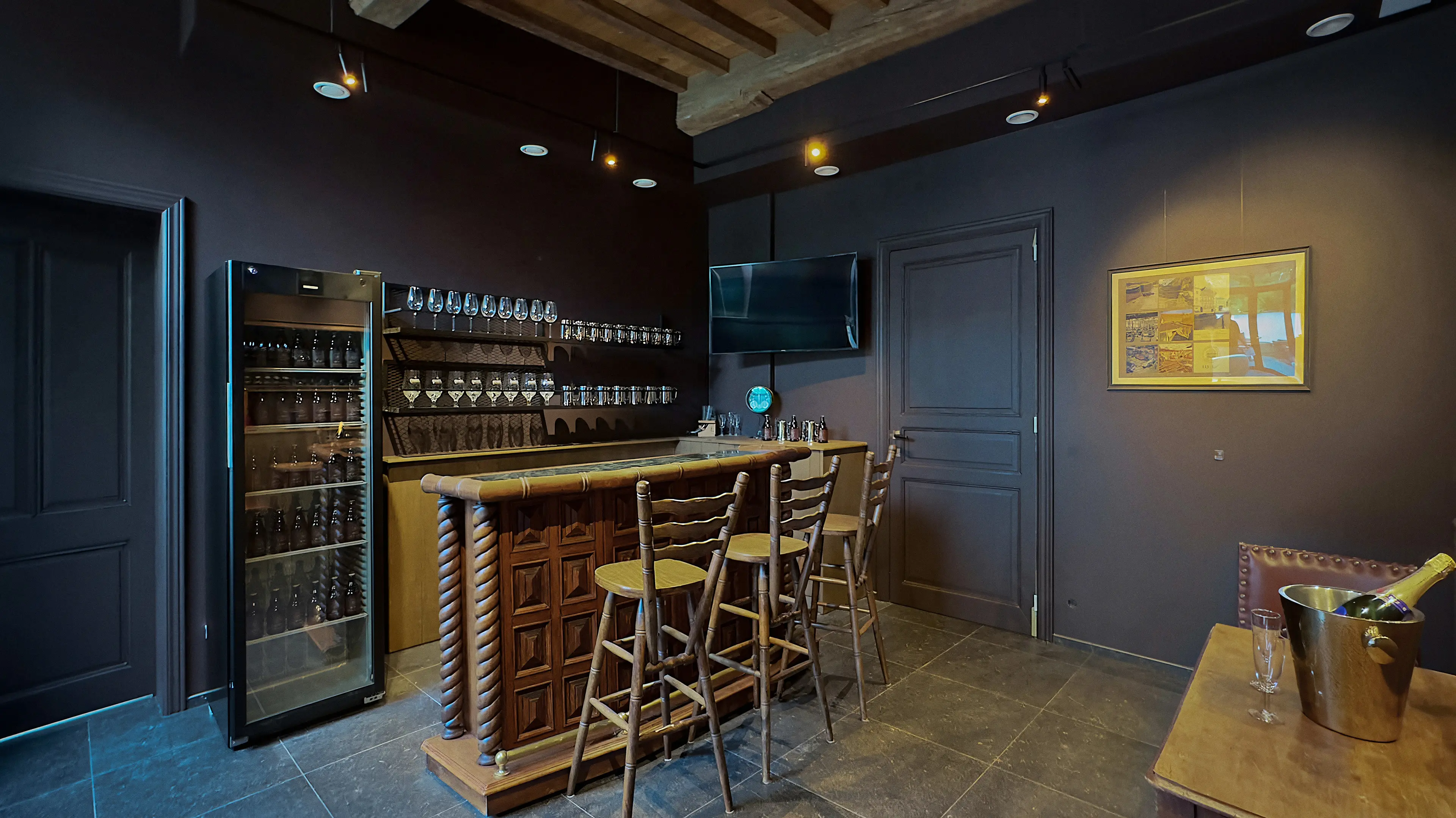 Het bruine café van B&B Quay17 met houten toog, barkrukken en donkere wanden