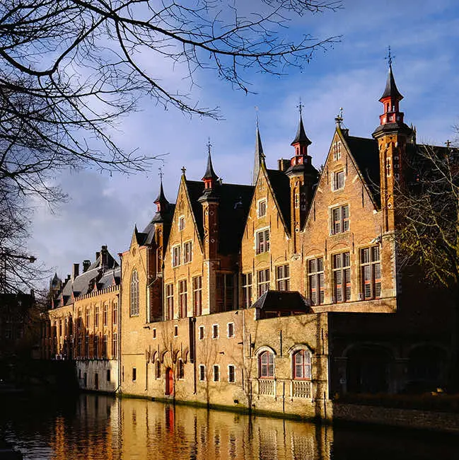 Gotische gevels aan een Brugse rei in warm avondlicht
