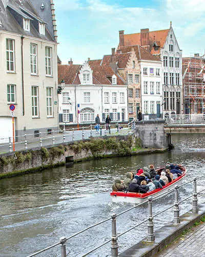Rondvaartboot op de Brugse reien voor de gevels aan de Sint-Annarei