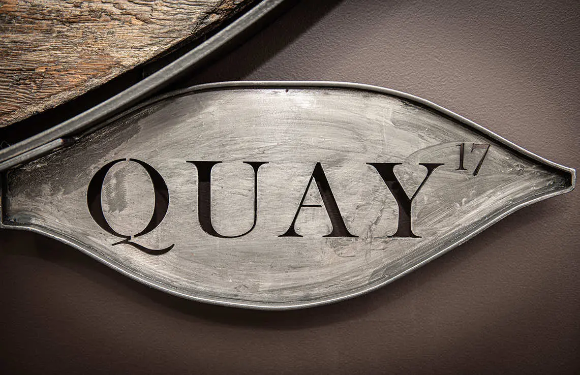 Metalen naambord met het logo van Quay17